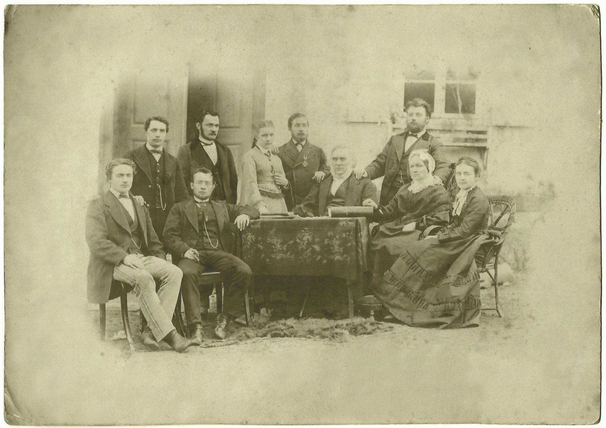 Familie Adam Deussen vor dem Pfarrhaus in Oberdreis, ca. 1872 Sitzend v.l.: Reinhard, Paul, Vater Adam, Mutter Jakobine, Marie Stehend v.l.: Immanuel, Werner, Elisabeth, Friedrich, Johannes Paul Deussen Familie